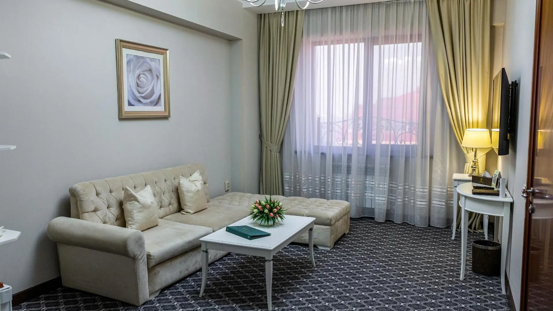 Plaza Hotel Almaty 4*,
