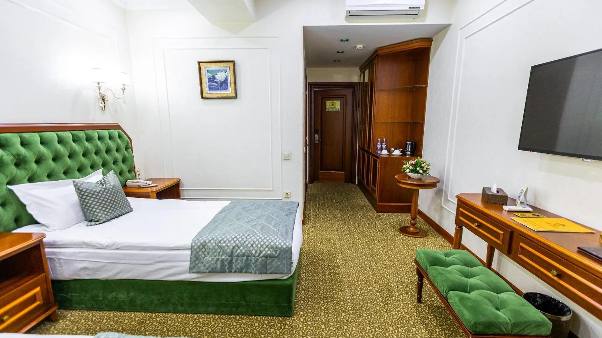 Plaza Hotel Ałma Ata 4*,